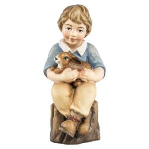 Bambino seduto con coniglio